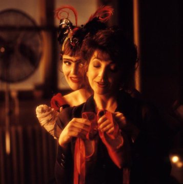 line-the-cross-and-the-curve-1993-001-miranda-richardson-behind-kate-bush-holding-red-shoes